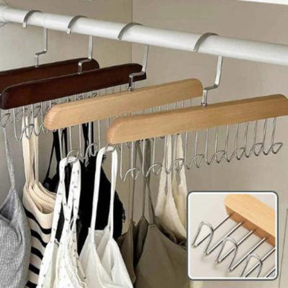 Cintre soutien gorge accroches dessus des tops a fine bretelle blanc vert kaki gris noir et blanc dans une penderie