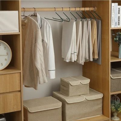 Cintre-ProLine-dans-un-dressing-avec-accroché-un-pull-chemise-pantalon-jean-de-façon-élégante-et harmonieuse