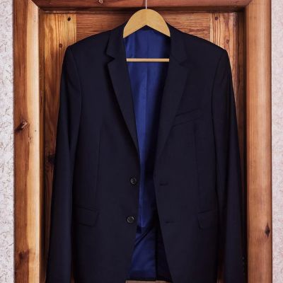 Cintre-en-bois-cintres-élégants-pour costumes