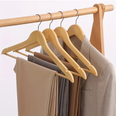 Cintre-en-bois-idéal-pour-les- pantalons-lourd-ou-encombrant