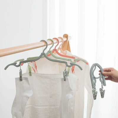 Cintre-pliable-pour-emporter-partout-sa-garde-robe-du-plus-petit-accessoire-au-plus-grand-manteau