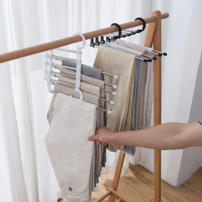 Cintre-pour-pantalon-5-pantalons-sont-rangés-sur-un-seul-cintre-déplié- à-la-vertical-limitant-l'-encombrement-sur-le-portant-en-bois
