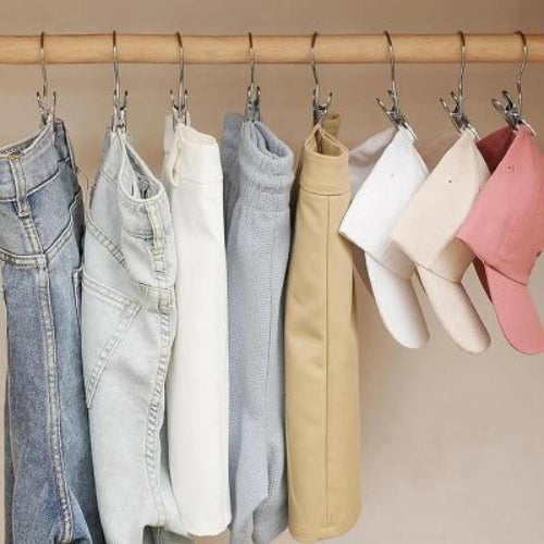 Cintres a pinces dressing avec des shorts en jeans en toiles et des casquettes accroches a la penderie par les cintres a pinces