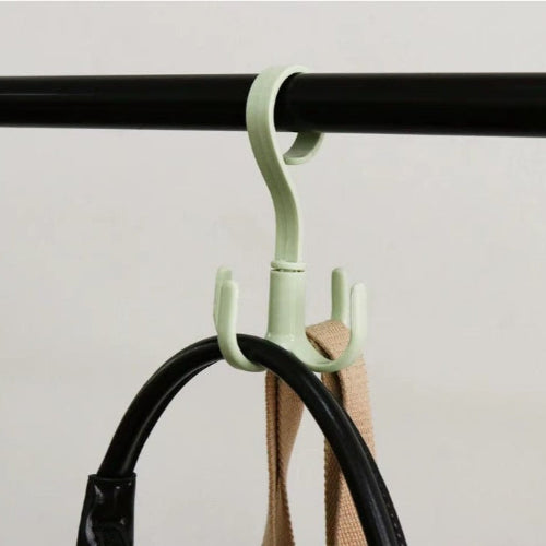 Crochet cintre vert avec des sac à main accroché dessus