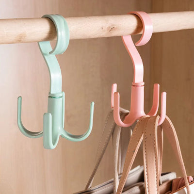 Crochet-cintre-rose-et-crochet-cintre- vert-avec-une-anse-de-sac-à-main- beige-accroché-dans-une-penderie