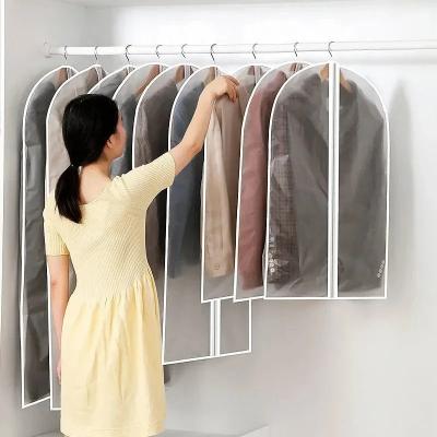 Housse-pour-vetement-c'est -satisfaisant-et-rassurant-d'avoir-ces- vetements-bien-rangés