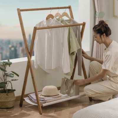 Portant-vetement-avec-tringle-et- étagère-pour-une-organisation-optimale-des-tenues-pour-une-routine-matinale simplifiée