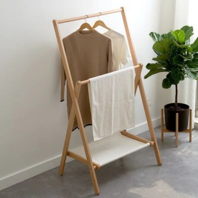 Portant-vetement-finition-lisse-et-design-écologique-parfait-pour-une-décoration-moderne-et-chaleureuse.