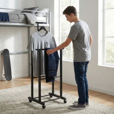 adolescent pose jean sur valet de chambre bois noir roulette