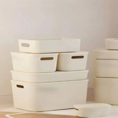boite de rangement plastique beige empilées hermétique protège-vos-biens