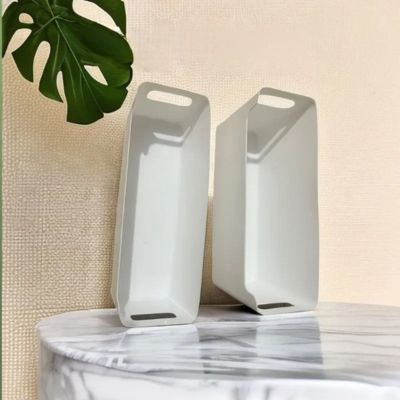 boite de rangement plastique blanc avec 2 poignées forme rectangulaire étroite idéal petit vêtements