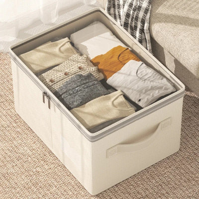 boite de rangement pour vetement rempli d'habit pres fauteuil