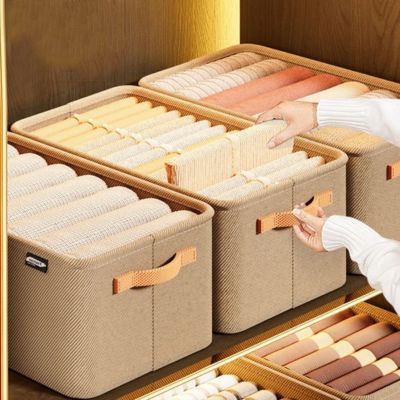 boite de rangement vêtement tenu poigne femme prend vêtement
