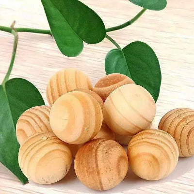 boules anti mites regroupe pres plante verte