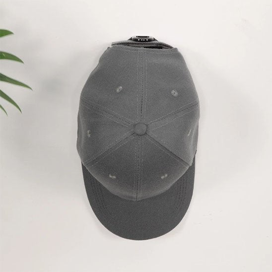 casquette grise suspendu sur support rangement casquette