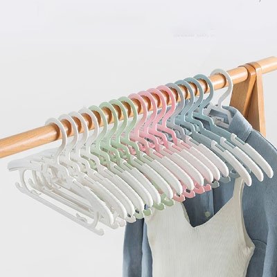 chemise débardeur sur cintre enfant accroché penderie