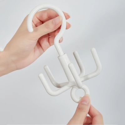 cintre ceinture blanc tenue par une main de femme