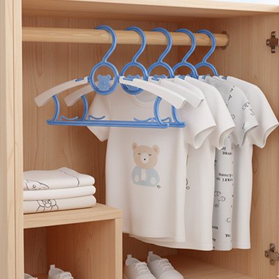 cintre enfant bleu accroché dressing rendu propre facilite gestion linge