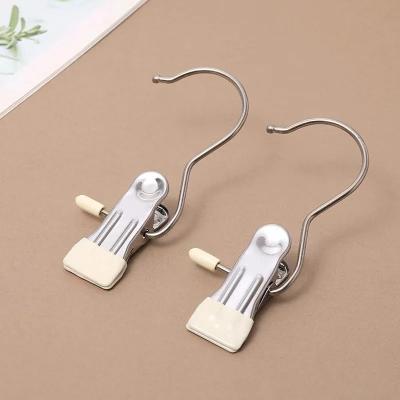 cintre pince beige et chrome pratique