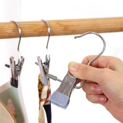 cintre pince gris et chrome pour se faciliter la gestion du linge