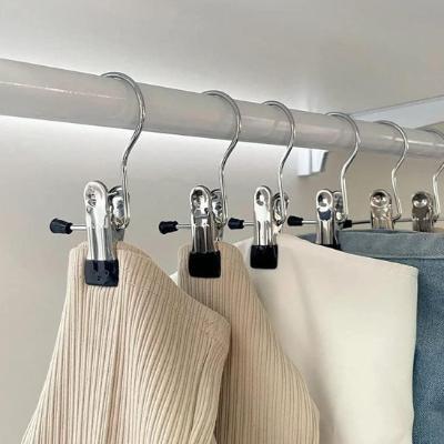 cintre pince noir et chrome pour ne  plus avoir son dressing en désordre