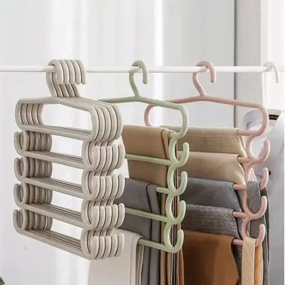 cintre pour pantalon beige vert rose optimise espace penderie