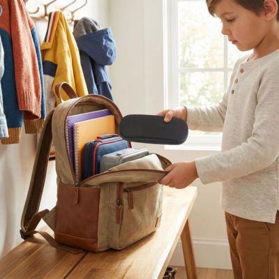 enfant range son étui à lunette dans cartable