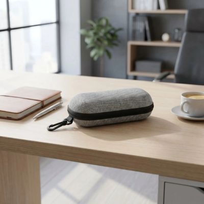 étui à lunette argenté pose sur bureau