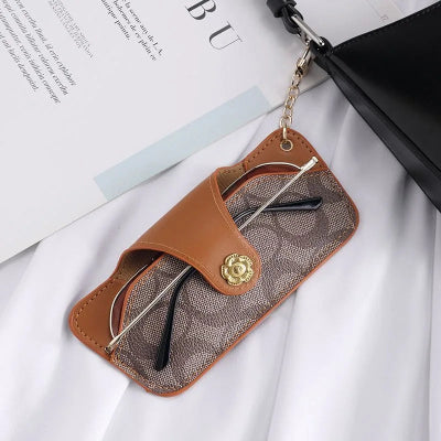 étui à lunette marron accroche sac à main noir