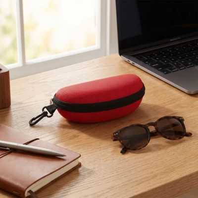 étui à lunette rouge posé sur bureau