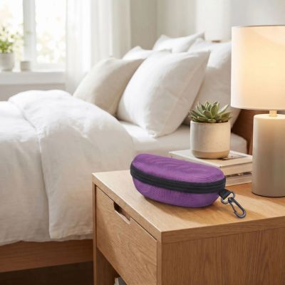 étui à lunette violet posé sur table de chevet