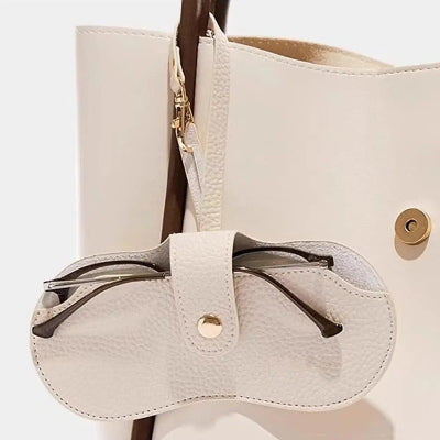 étui à lunettes blanc accroché sac