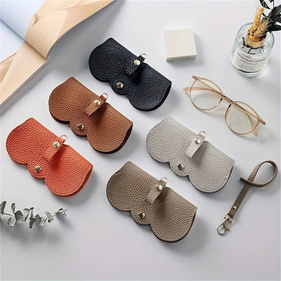 étui à lunettes de différentes couleurs posé sur la table