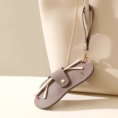 étui-à-lunettes-marron-accroché-sac-a-main