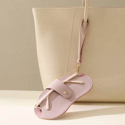 ètui a lunettes rose accroché sac