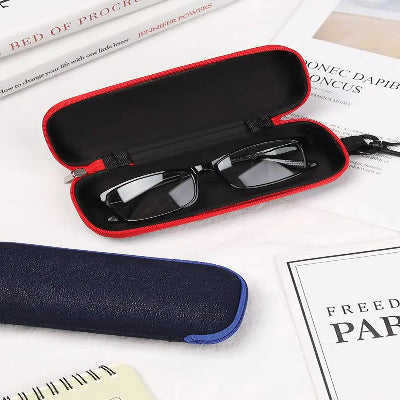 étuis à lunettes rouge ouvert avec lenettes à l'intérieur
