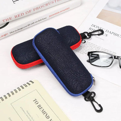 étuis à lunettes violet rouge empilés