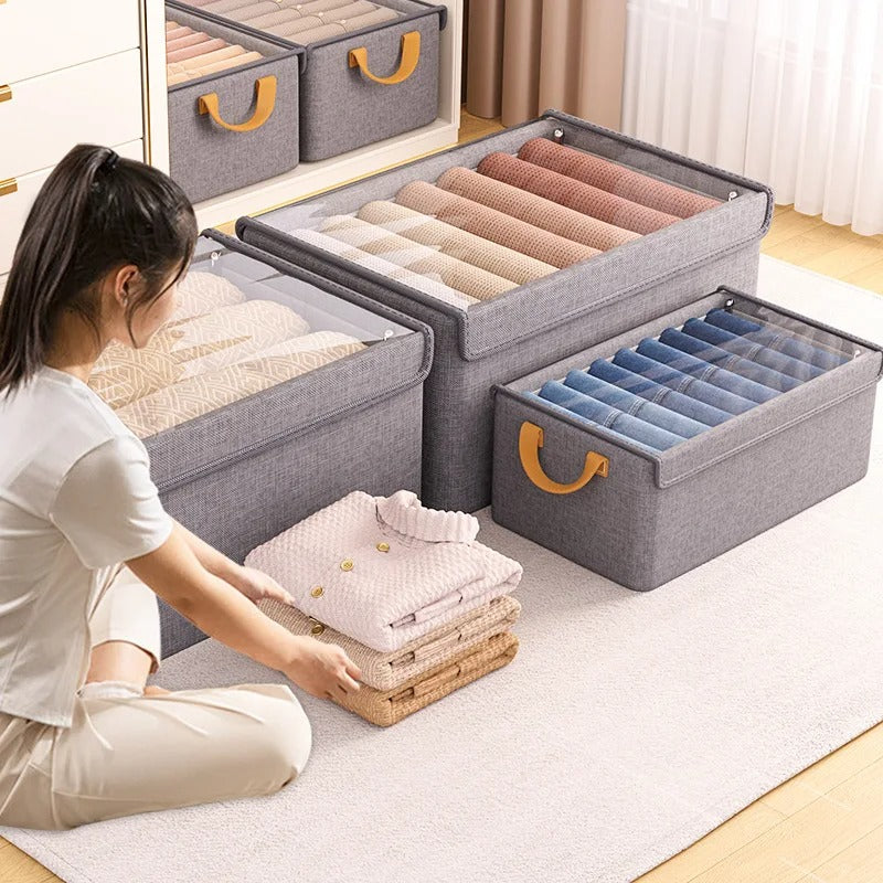 femme accroupi range vêtements boite de rangement vetement chambre