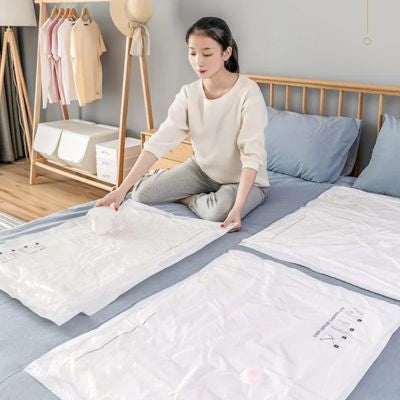 femme assise lit compresse sac vetement sous vide avec pompe