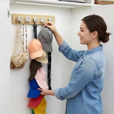 femme clipe casquette au porte casquette facilement