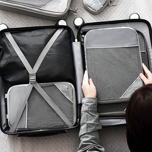 femme dépose dans valise organisateurs de valise gris 
