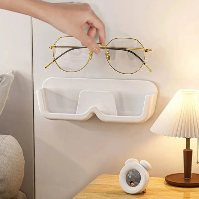 femme dépose lunettes dans rangement lunette fixe mur chambre