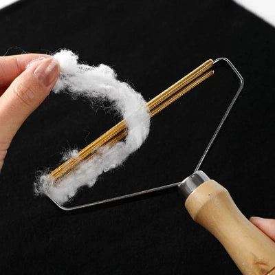 femme enlève bouloches tissu avec rasoir anti bouloches