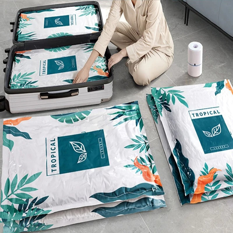 femme fait sa valise avec sac pour vetement sous vide