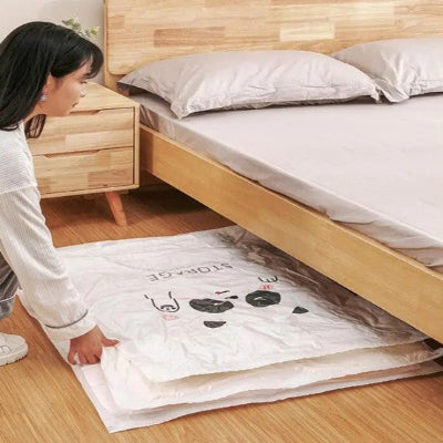 femme glisse sous lit sac sous vide vetement