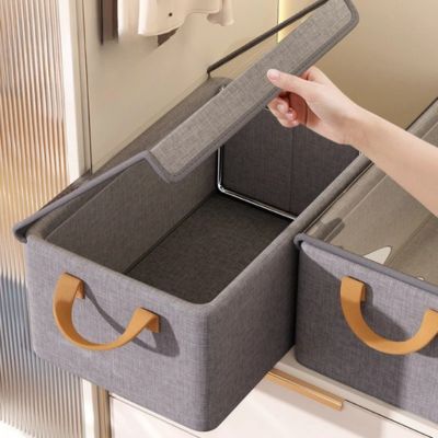 femme ouvre couvercle transparent boite de rangement vêtement étagère dressing