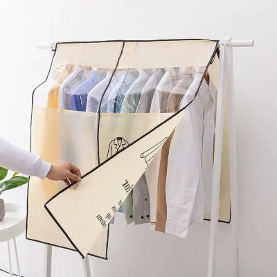 femme ouvre housse à vêtements beige amovible portant vetement 