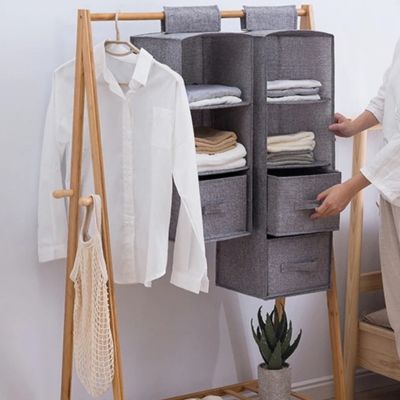 femme ouvre tiroir etagere suspendre accroche portant vetement bois