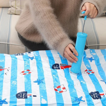 femme pompe air sac sous vide avec pompe a air