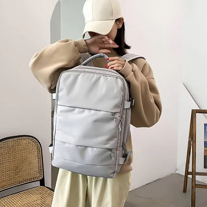 femme porte sac a dos gris sur poitrine avec bretelle